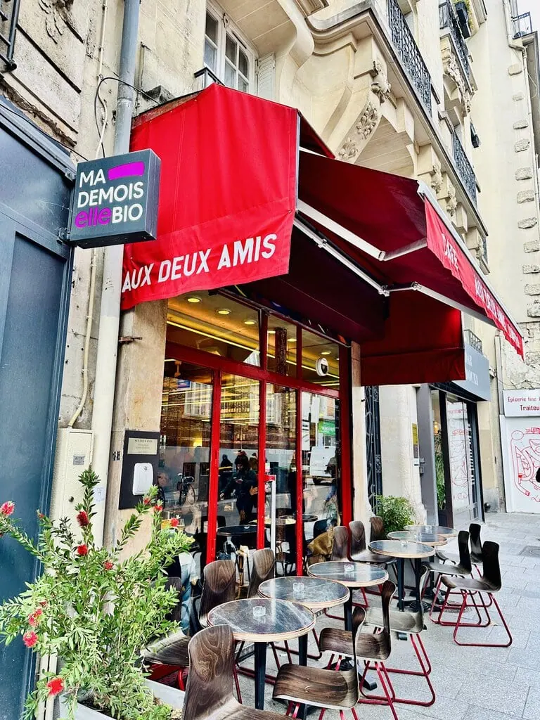 Aux Deux Amis, bistro, bar, cafe, french restaurant, brasserie in Paris