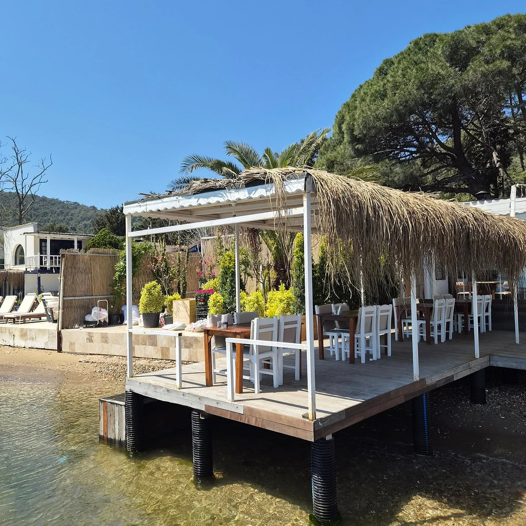 Loc'ada Büyükada, restaurant, hotel in Istanbul