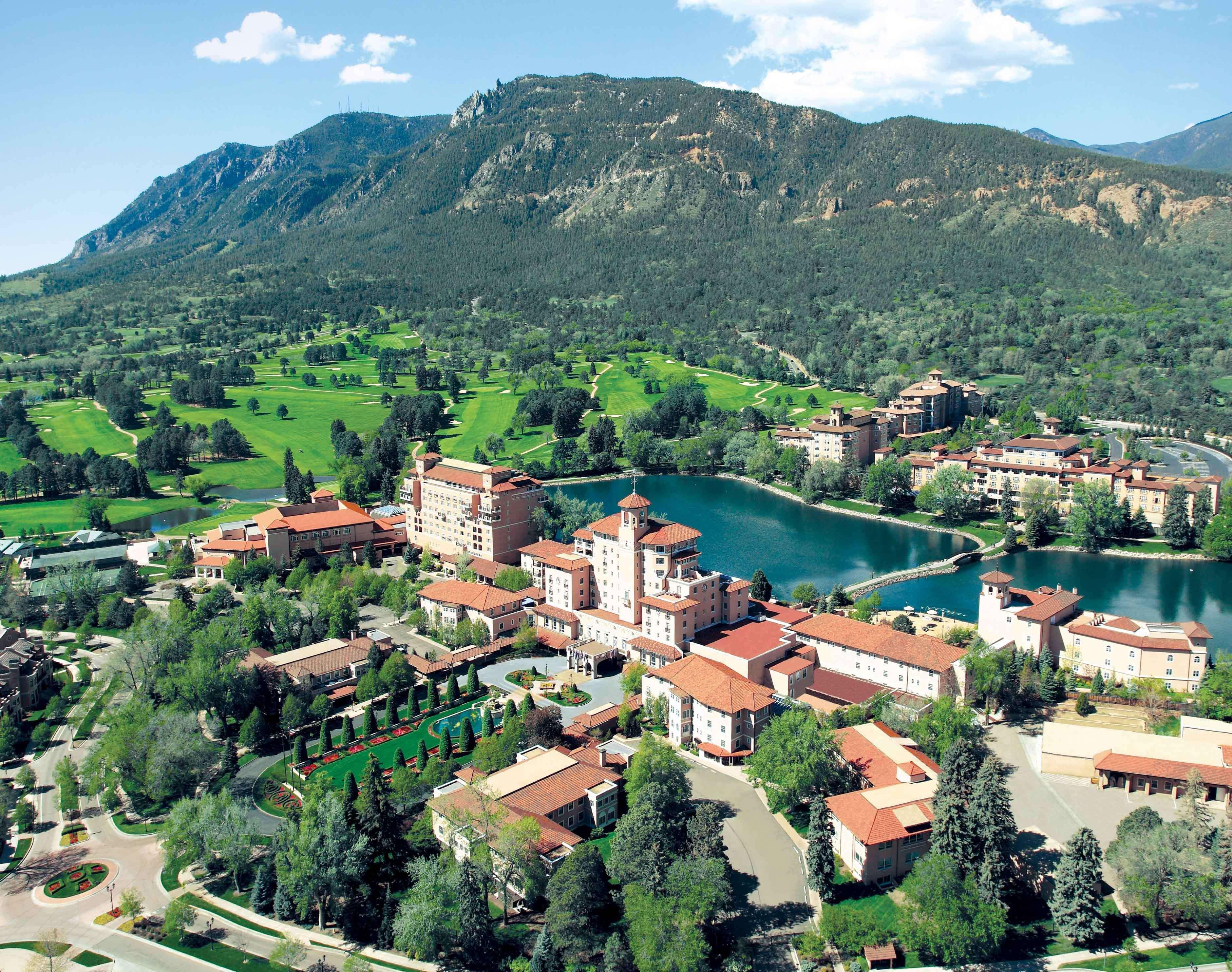 The Broadmoor, resort hotel, business center, fine dining restaurant, golf course, hotel, spa in Colorado Springs