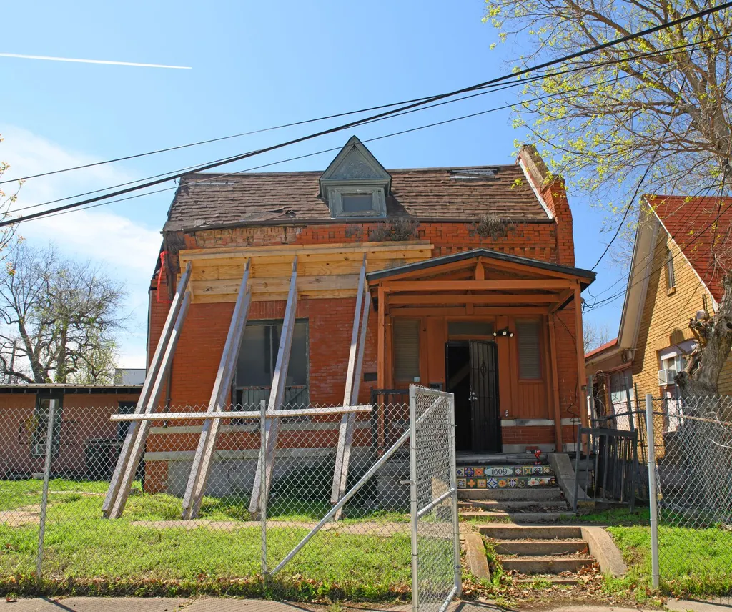 A Dallas Victorian rebuilt inside another house, photo 2