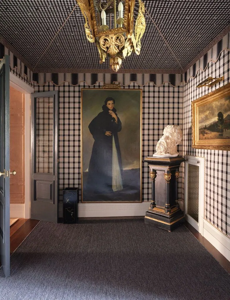 Recibidor con pintura de un retrato en la casa de Oviedo de Lorenzo Castillo