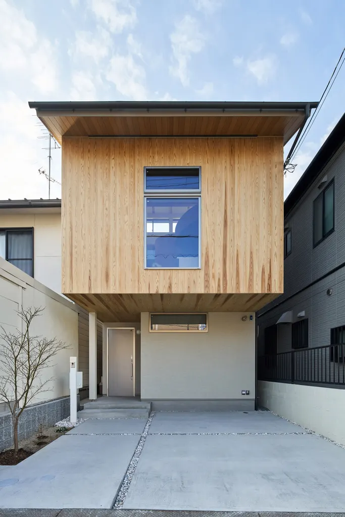 Sugi House is situated on a narrow plot in Kyoto