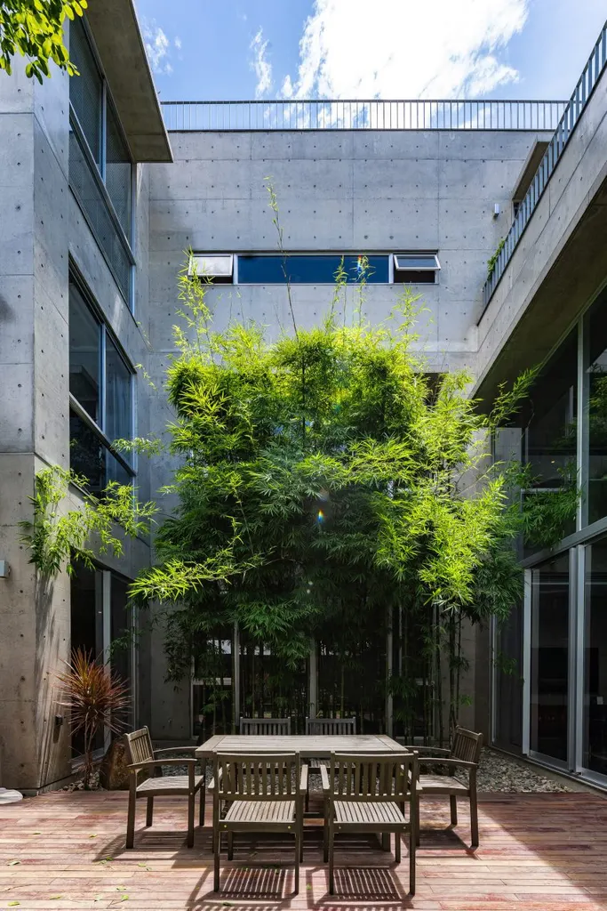 HGAA has arranged a concrete home in Vietnam around a central courtyard