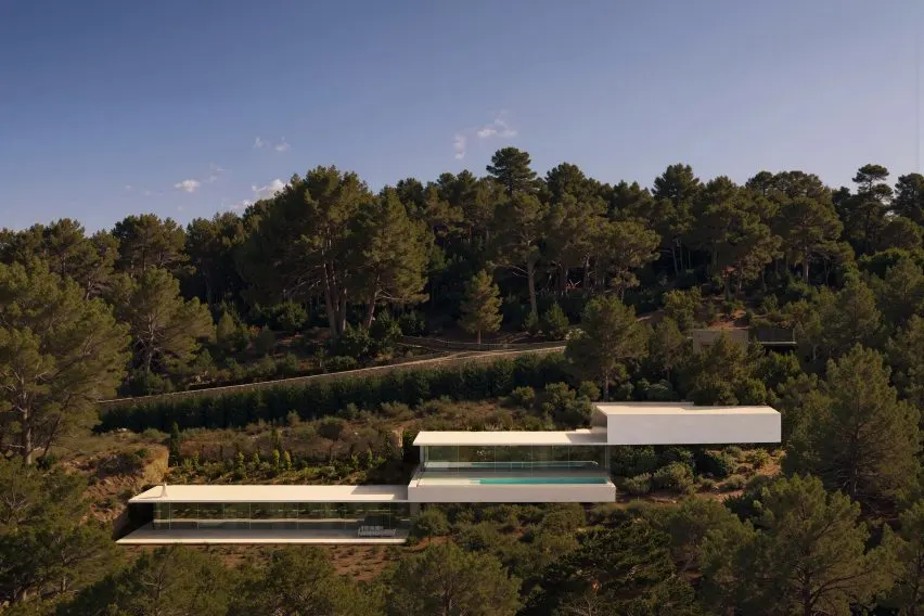 Fran Silvestre Arquitectos has completed a minimalist white villa in Ibiza