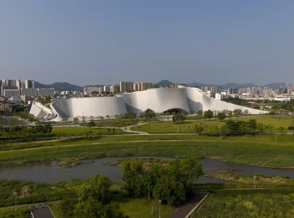 undulating forms of the Shenzhen Natural History Museum by 3XN, B+H Architects and Zhubo Design in a green park