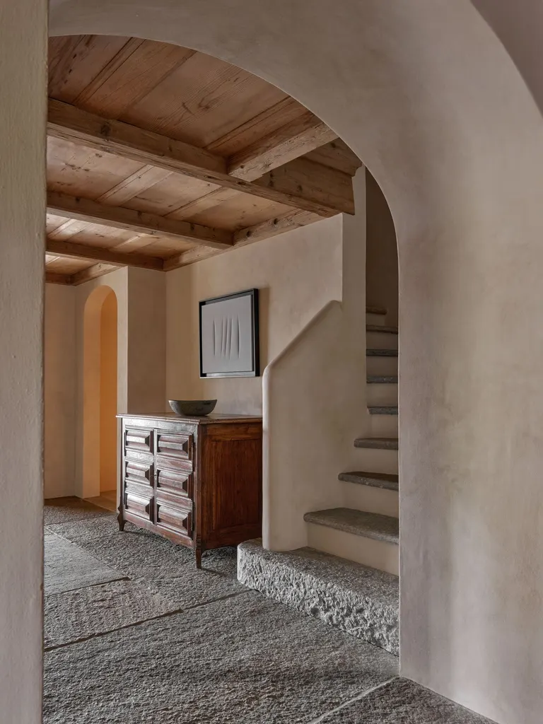 Axel Vervoordt reworks a 1980s chalet in a Swiss Alpine resort, photo 3
