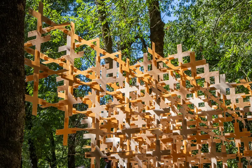 wood and miscanthus form the pavilion’s nature-based material system | image by Anna Mas