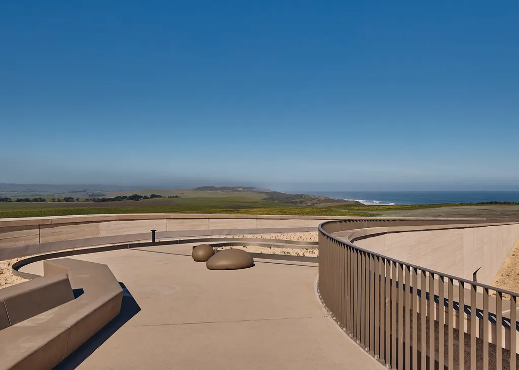 It has a rooftop viewpoint