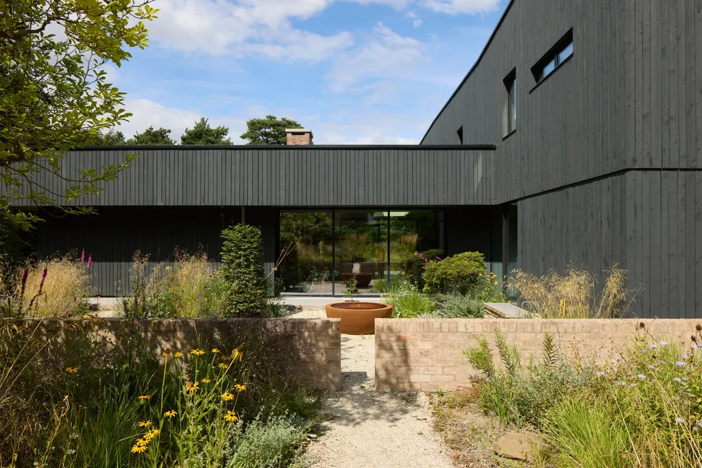 Sable House replaces a 1950s home that previously occupied the site