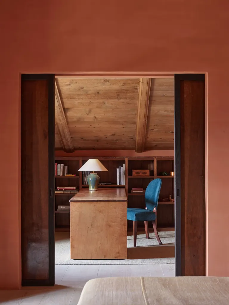 Axel Vervoordt reworks a 1980s chalet in a Swiss Alpine resort, photo 4