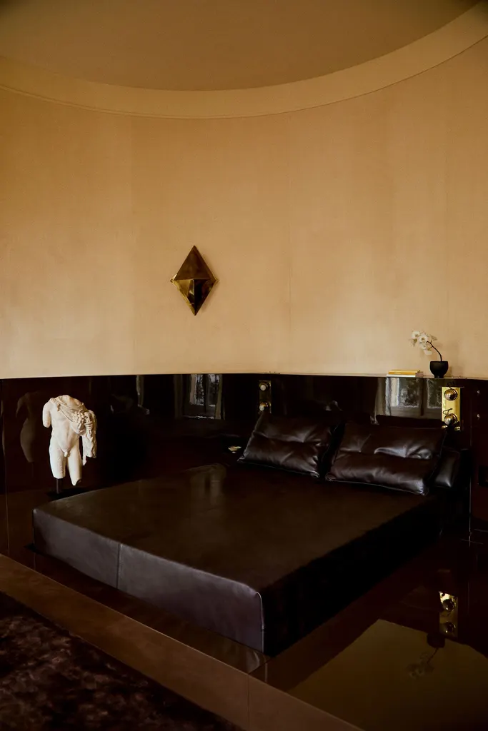 Giampiero Tagliaferri Apartment in Paris Schlafzimmer mit Lackpodest AD Germany
