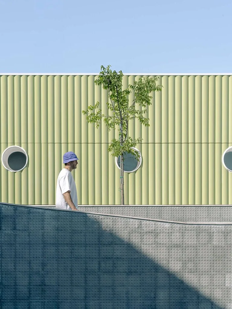 A lime-green welcome for a sports ground in Murcia, photo 4