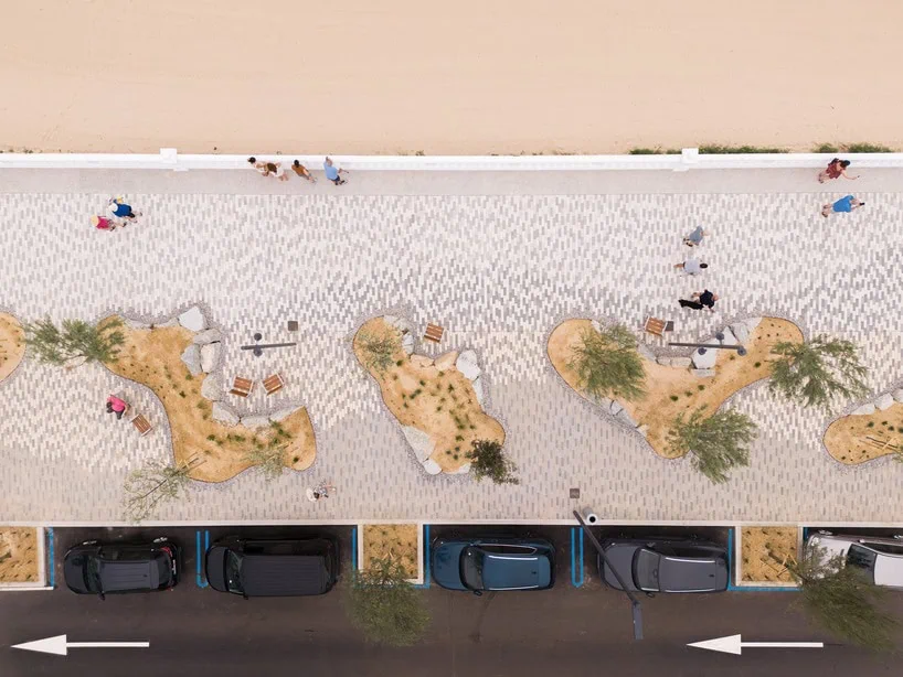 sand is incorporated into the design as a material already present in the everyday life of the promenade