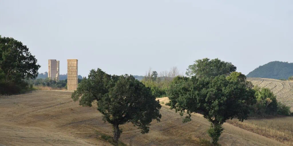 A timber tower listens to Lunano’s hills, photo 4