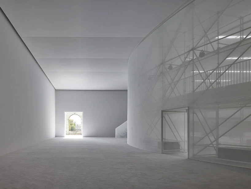 Casper Mueller Kneer Architects organizes the runway around a circular white scaffold frame