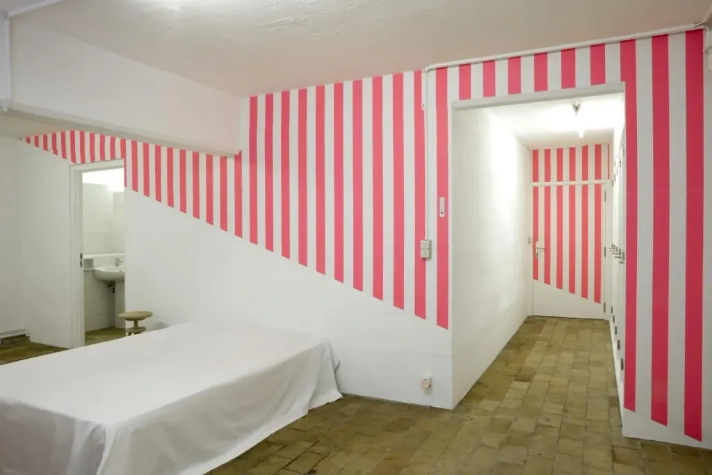 Daniel Buren, Le Décor et son Double, 1986. Long term loan. Collectie Vlaamse Gemeenschap