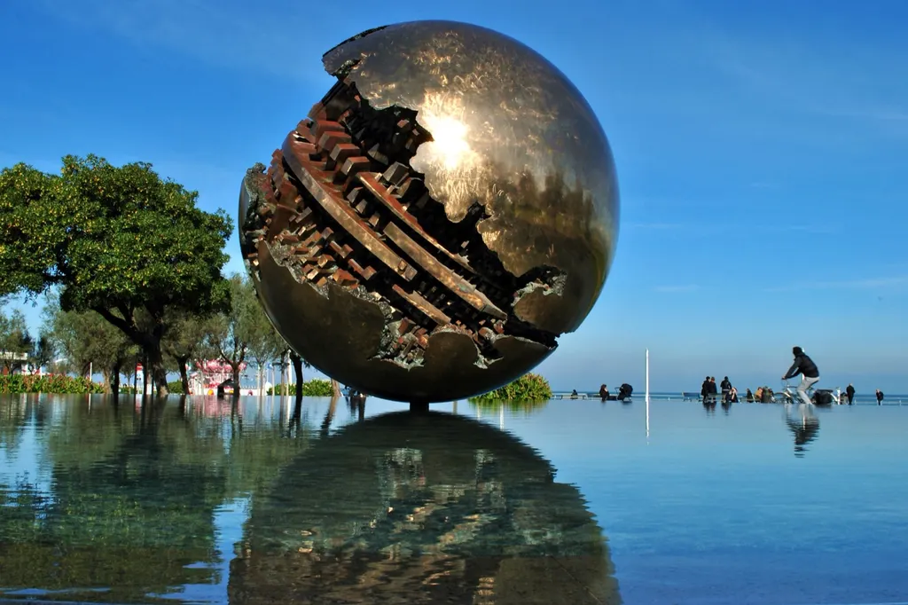 Arnaldo Pomodoro, Sfera grande, the bronze in Pesaro