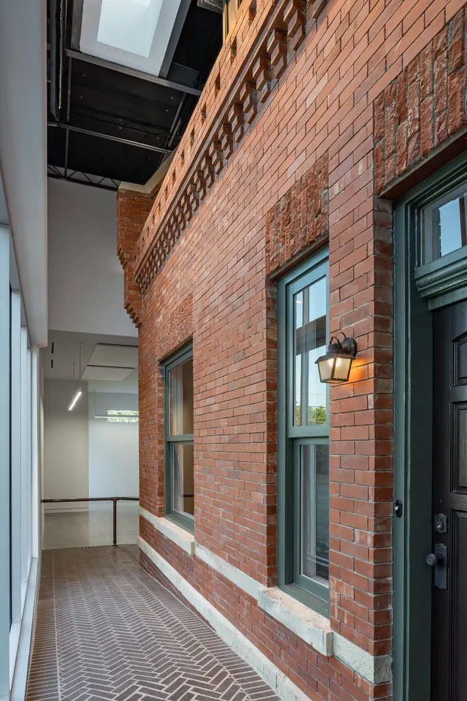 A Dallas Victorian rebuilt inside another house, photo 5
