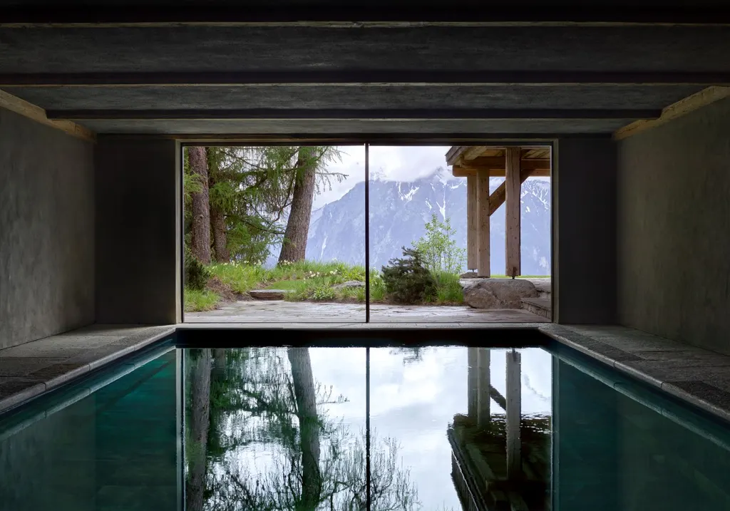 Axel Vervoordt reworks a 1980s chalet in a Swiss Alpine resort, photo 5