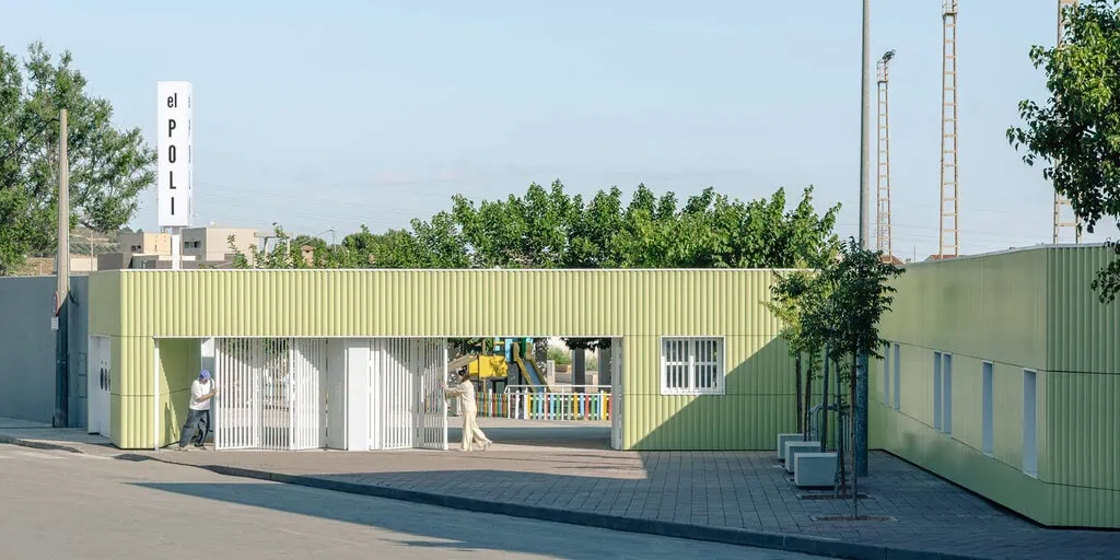 A lime-green welcome for a sports ground in Murcia, photo 5