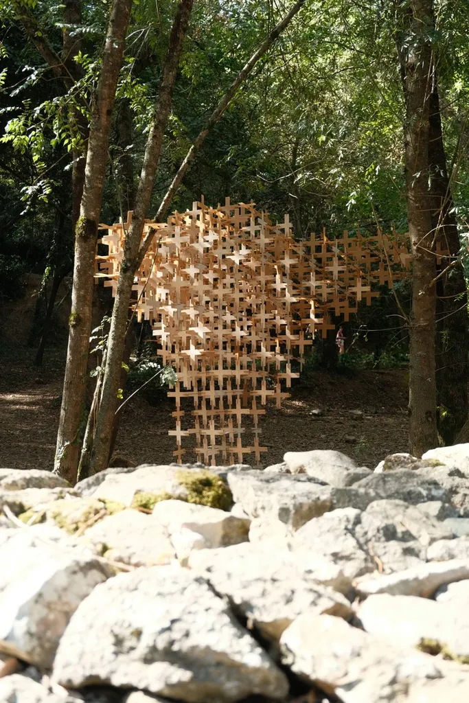 around 700 modular pieces make up the woven structure | image by Diego Albo Martínez