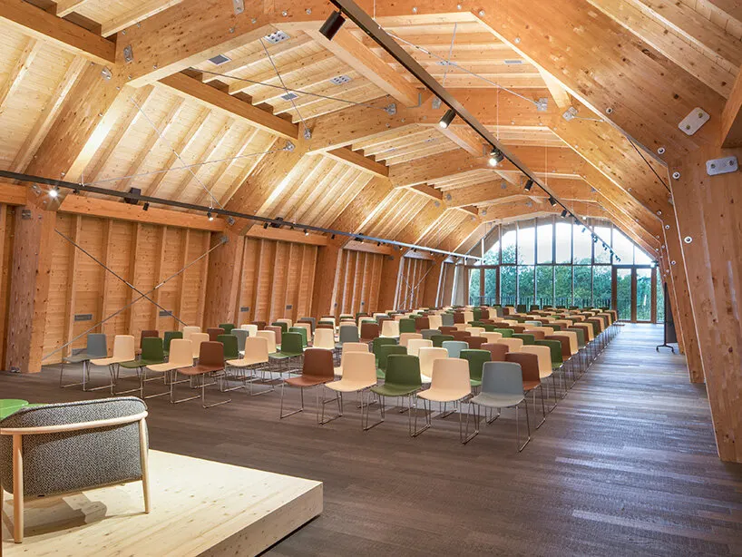 upstairs, the timber structure is preserved to host a new auditorium designed for events, conferences and exhibitions