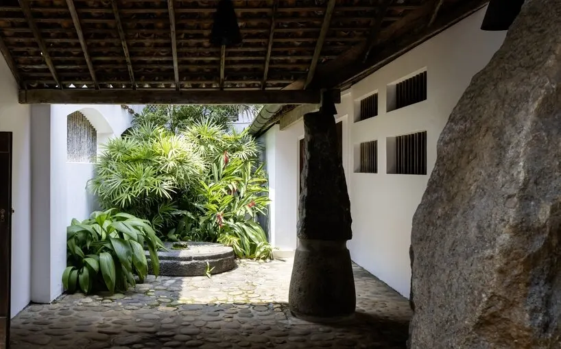 entry portal with inverted grinding stones, House for Osmund and Ena de Silva, Colombo, Sri Lanka image by Iwan Baan, 2026 | image © Iwan Baan