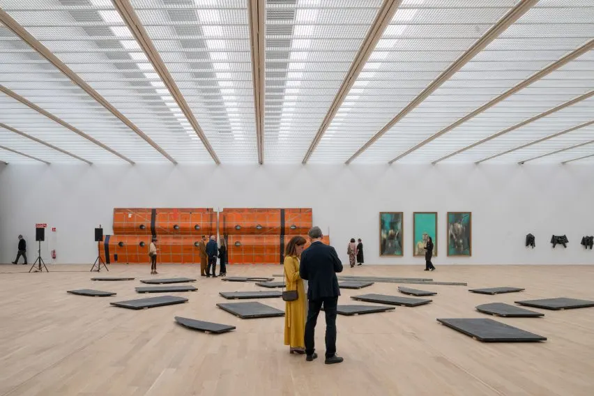 The extension contains column-free gallery spaces