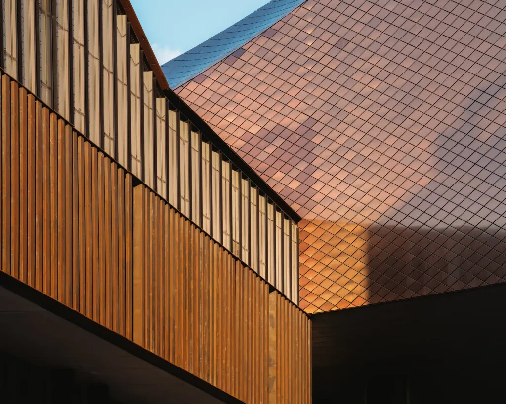 &amp;Icirc;le Seguin art centre (called Large)
