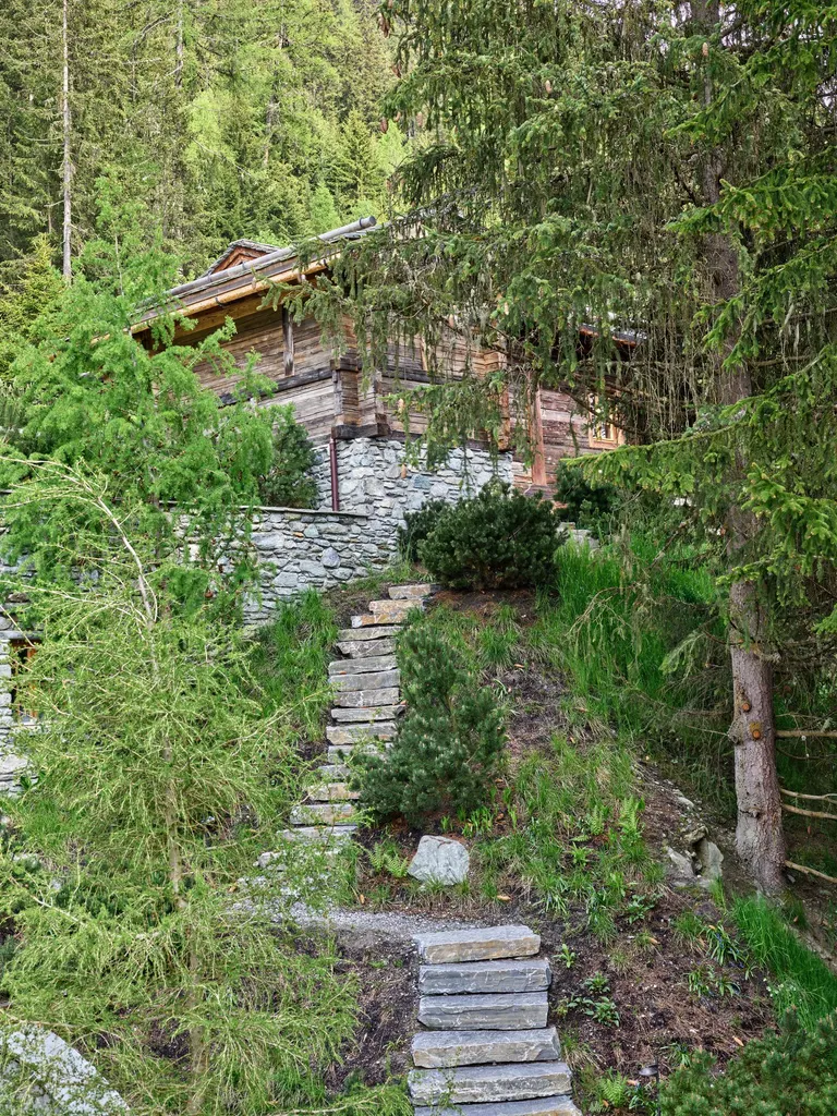 Axel Vervoordt reworks a 1980s chalet in a Swiss Alpine resort, photo 6