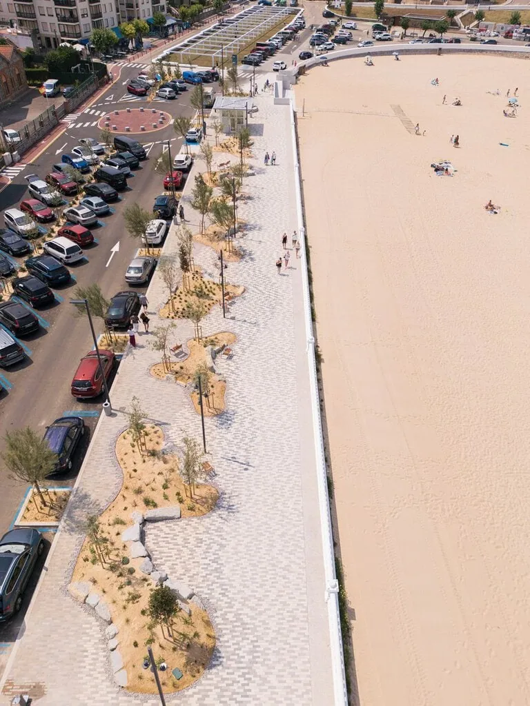 the promenade is conceived as a linear landscape between the urban fabric and the beach