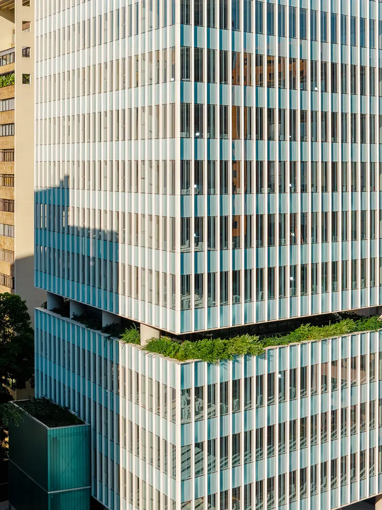 the planted floor breaks up the building’s vertical mass