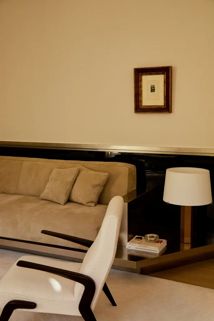 Giampiero Tagliaferri Apartment in Paris Sofa aus Wildleder AD Germany