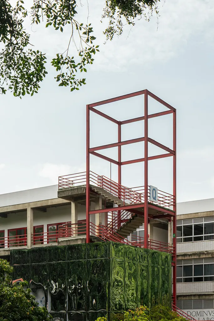 the exterior cladding consists of 3 mm mirror-finish acrylic sheets