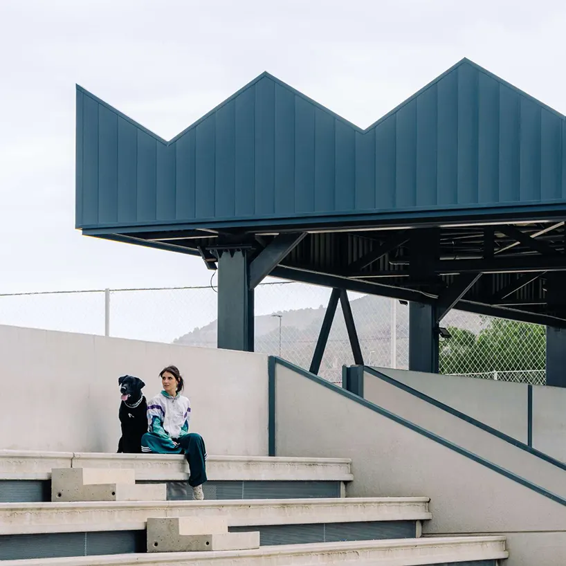 A lime-green welcome for a sports ground in Murcia, photo 7