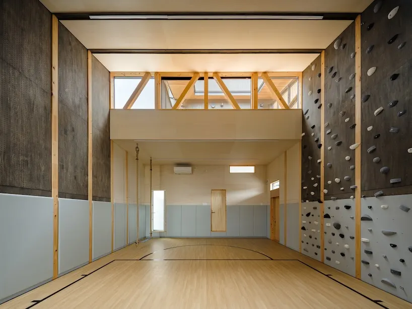 above the free space, the house opens up to the sky and the rooftop terrace