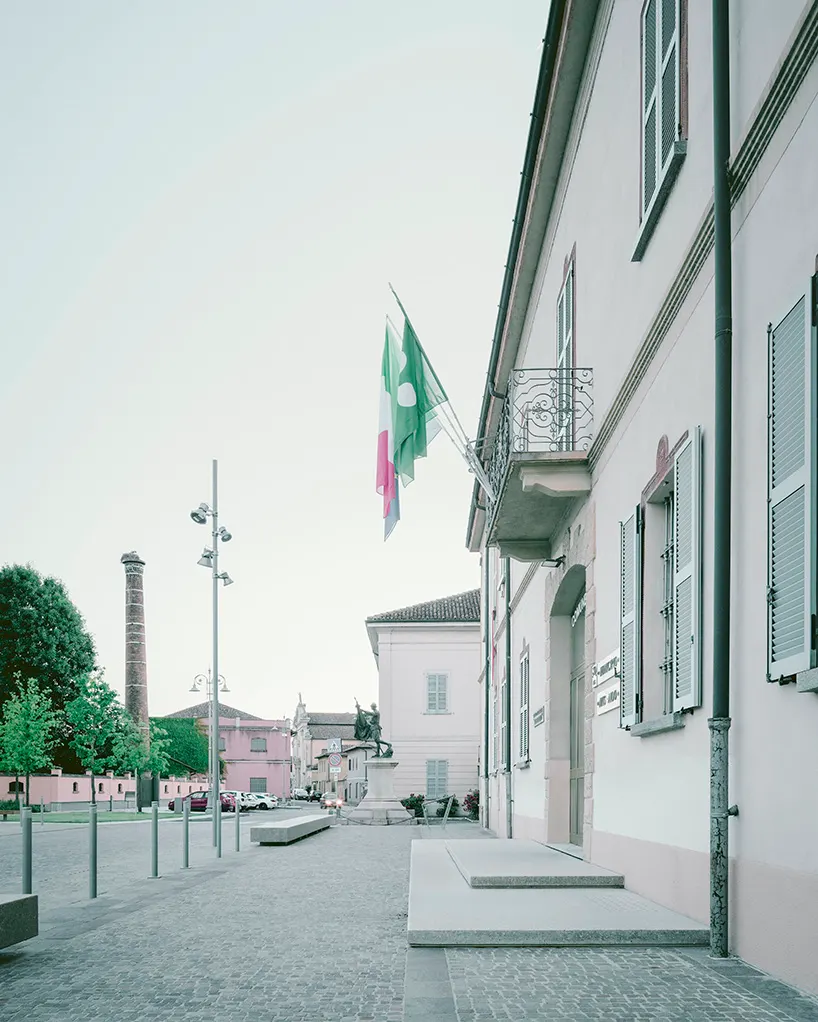 the paving aligns with the facade and volume of the town hall