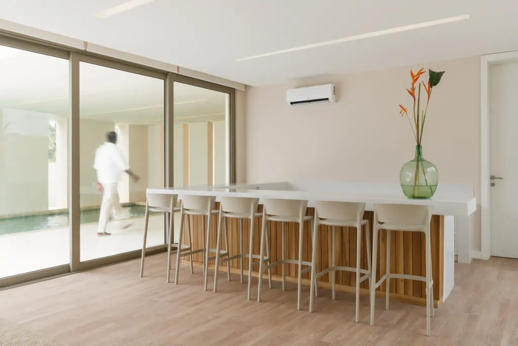 Explore OA House by Tosin Oshinowo / Oshinowo Studio