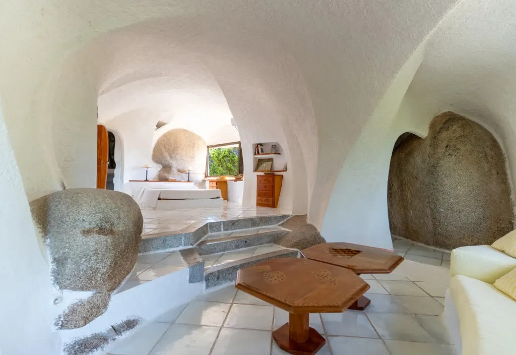 One of the bedrooms in Villa Pieds Dans L'Eau