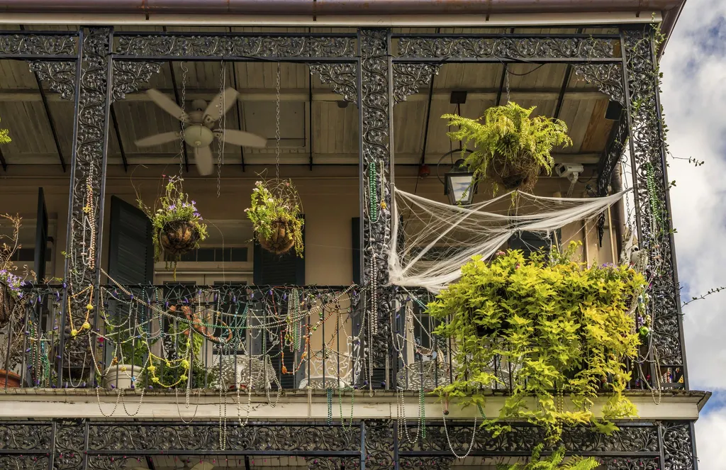 Photo: Steven Heap/Getty Images 7/8 New Orleans Halloween season in the Big Easy is almost as wild as Mardi Gras—just look at its seemingly endless options for ghost tours , voodoo experiences , and haunted bar crawls . But one of the best activities in town is totally free: Stroll the residential neighborhoods with a cider in hand and check out the elaborate Halloween decorations. The Garden Dist