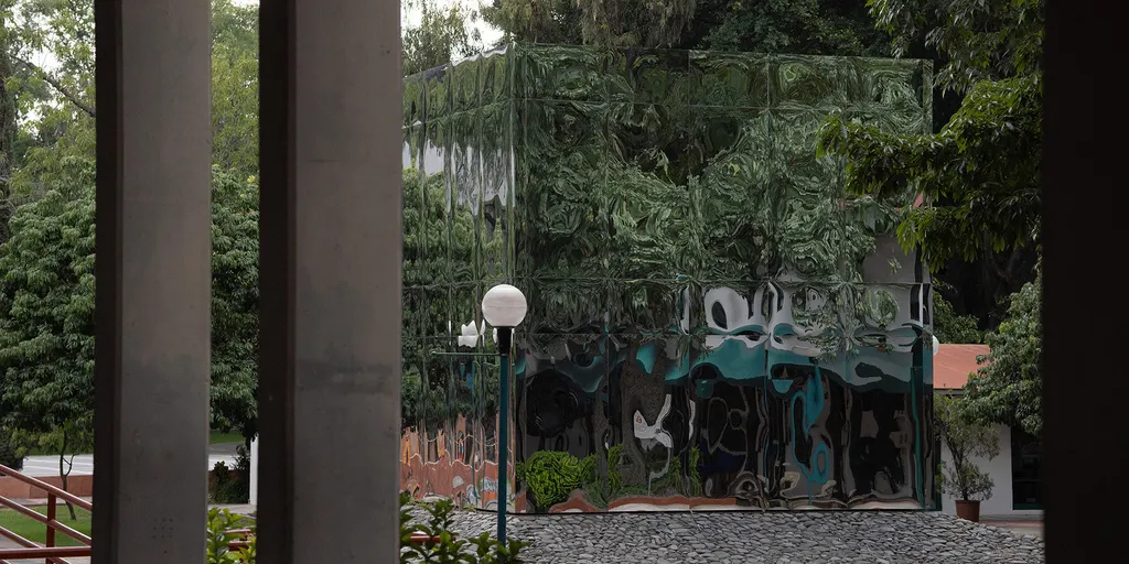 Errre taller's mirrored acrylic pavilion around the Cubo MEM in Guadalajara, photo 8