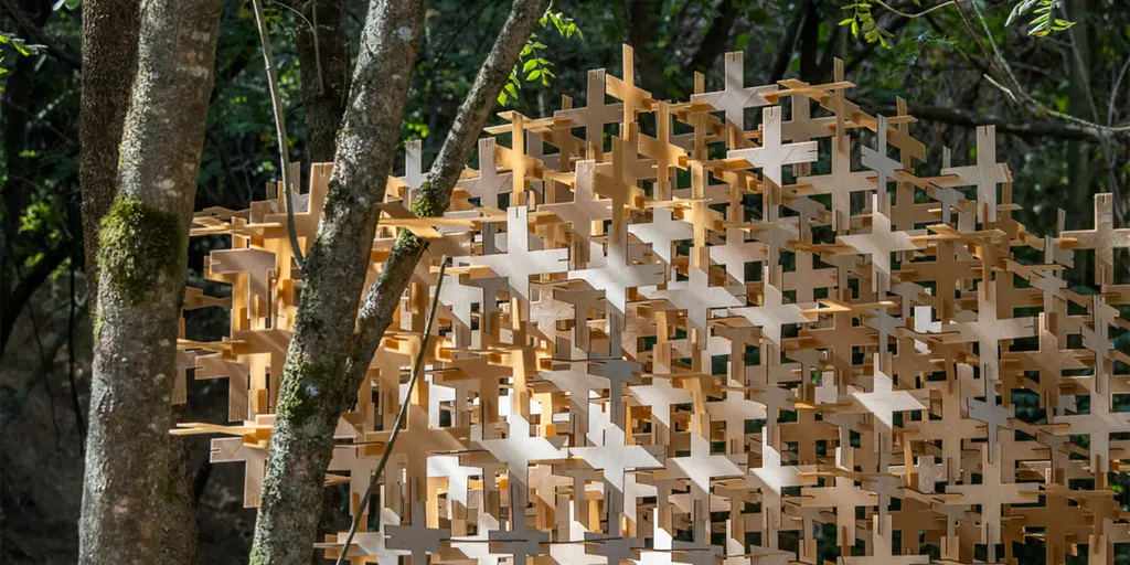 A pavilion made to weather back into the forest, photo 8
