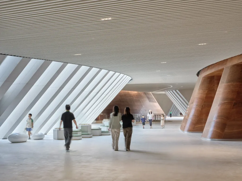 undulating forms of the Shenzhen Natural History Museum by 3XN, B+H Architects and Zhubo Design in a green park
